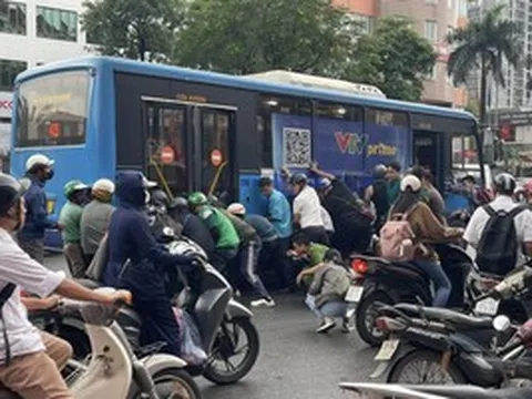 Hàng chục người nâng xe buýt để cứu người phụ nữ bị cuốn xuống gầm
