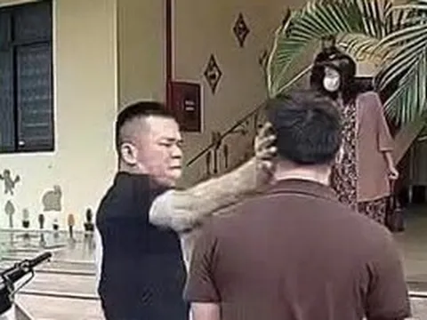 VIDEO: Tài xế xe ô tô bị phụ huynh tát vào mặt tại trường mầm non