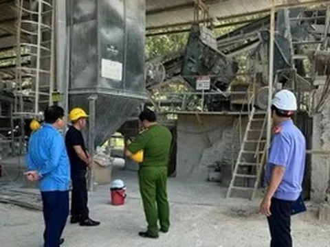 Bị máy xúc đè vào người, người đàn ông tử vong thương tâm