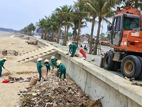 "Bãi chông" ở bãi biển nổi tiếng Thanh Hóa đang được dọn dẹp