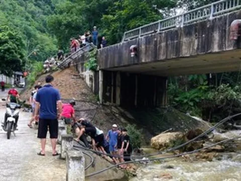 Ô tô chở dầu mất phanh tông vào lan can cầu, tài xế văng xuống suối tử vong