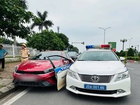 Vi phạm nồng độ cồn, tài xế tông xe bung cánh cửa ô tô chuyên dụng của CSGT