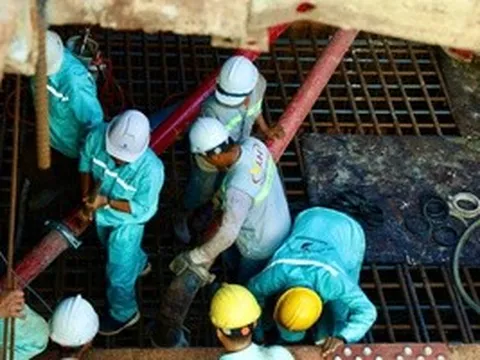 Cầu đi bộ lá dừa nước vượt sông Sài Gòn tăng tốc về đích