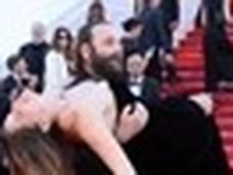 Khoảnh khắc 'điên' nhất thảm đỏ Cannes