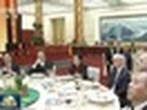 Nữ doanh nhân ngồi giữa Tim Cook và Elon Musk tại quốc yến: Từ nữ công nhân đến "bà trùm" nắm giữ yết hầu chuỗi cung ứng Apple, Tesla; sở hữu 1 nhà máy quan trọng tại Việt Nam