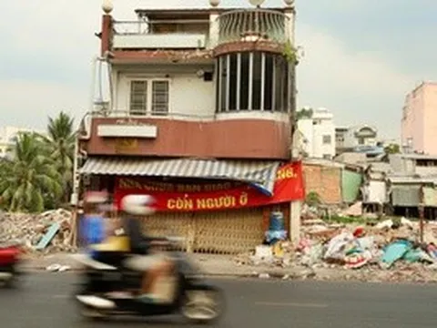 Cận cảnh nhiều căn nhà ven rạch Xuyên Tâm ở phường Gia Định đang được cấp tập tháo dỡ