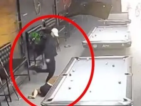 Nam thanh niên xông vào quán bida túm tóc, đạp vào mặt cô gái trẻ
