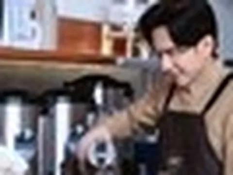 Tình hình quán cà phê của nam ca sĩ 50 tuổi nổi đình đám 1 thời