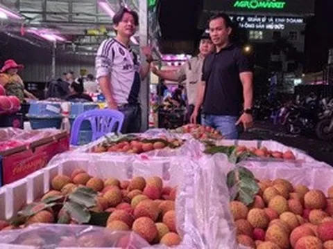 Cận cảnh chợ đầu mối Thủ Đức vào mùa trái cây, ngập sầu riêng, vải, mận