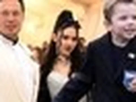 Grimes, người phụ nữ kỳ lạ sinh con cho tỷ phú Elon Musk: Tự phẫu thuật nhãn cầu, đóng thuyền chở gà và làm nhạc về ngày tận thế