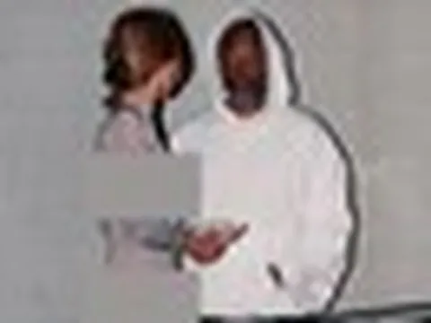 Vợ Kanye West lại mặc hở khó tả, nhìn biểu cảm của người qua đường là hiểu