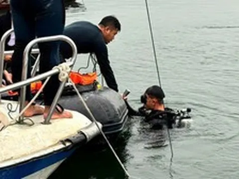 Vụ lật tàu hồ Thác Bà khiến 6 người mất tích: Thi thể nạn nhân nhỏ tuổi nhất được tìm thấy ở mũi tàu