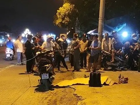 Phát hiện người phụ nữ gục chết bên cạnh xe máy
