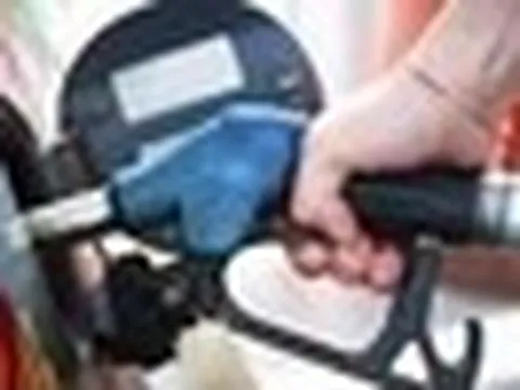 Xăng RON95 tăng gần 1.500 đồng/lít