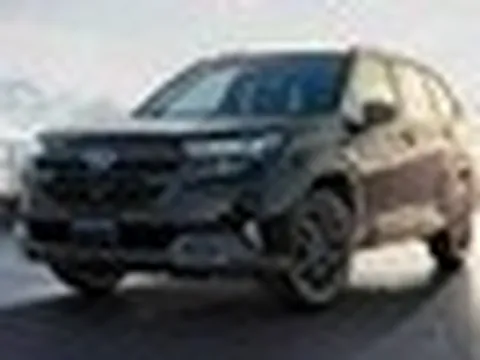 Subaru Forester 2026 ra mắt: Giá quy đổi từ 638 triệu đồng, bản ‘base’ cắt giảm nhưng vẫn xịn, 2 tùy chọn động cơ, có máy hybrid sắp về Việt Nam