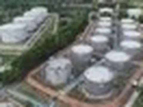 Tiền nhập xăng dầu của Việt Nam tăng gần gấp đôi