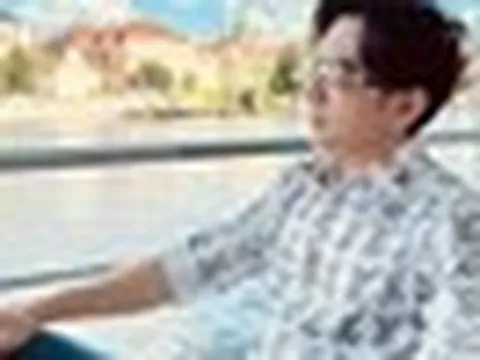 Nam ca sĩ đình đám một thời đi bán cà phê tại đường Đinh Tiên Hoàng, TP.HCM: Khách đến mua không có chỗ đứng