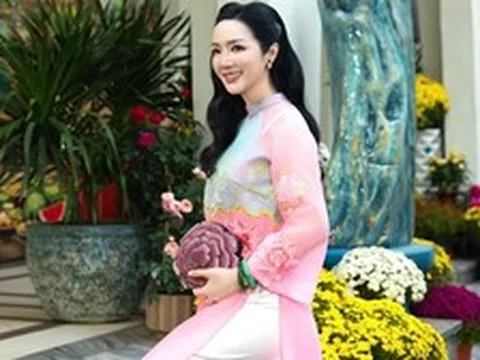 Đại mỹ nhân showbiz 55 tuổi vẫn độc thân, ở biệt thự 1.000m²: Phòng khách chứa được 200 người, nhà đẹp đến mức đi mỏi chân chưa hết