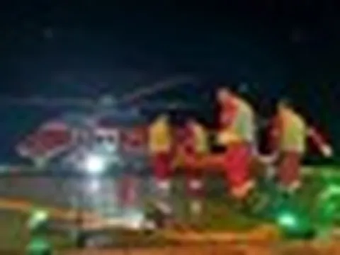 Nghẹt thở pha điều trực thăng cứu ngư dân chấn thương sọ não từ giàn khoan tỷ đô của Việt Nam
