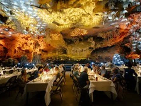 Nhà hàng fine dining trong hang động 150 triệu năm tuổi ở Quảng Ninh gây sốt: Thực khách vừa ăn tối, vừa đắm chìm trong không gian huyền thoại