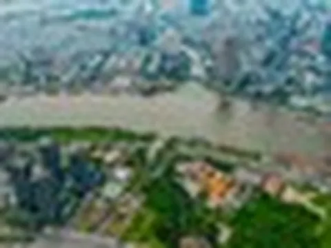 Khối bê tông hơn 100.000 tấn được dìm sâu 27m dưới lòng sông, tiếng "rầm" vang lên sau đó tạo nên kỳ tích lớn nhất Đông Nam Á