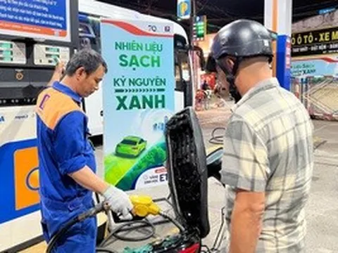 Giá xăng giảm mạnh gần 1.500 đồng/lít