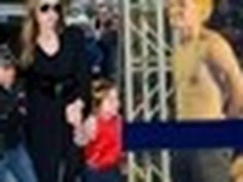 Việc làm không thể tin nổi của cậu út nhà Angelina Jolie trong lễ tốt nghiệp