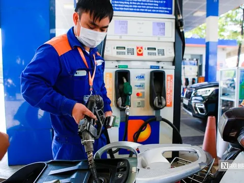 Giá xăng dầu tiếp tục giảm