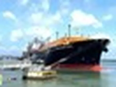 Tàu LNG khổng lồ từ Canada cập cảng Thị Vải, đưa 73.000 tấn nhiên liệu về Việt Nam