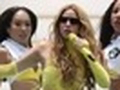 Shakira lắc hông gây bão trước 80.000 người ở khai mạc World Cup
