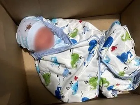 Bé sơ sinh bị bỏ trong thùng giấy trước cửa nhà dân ở TPHCM