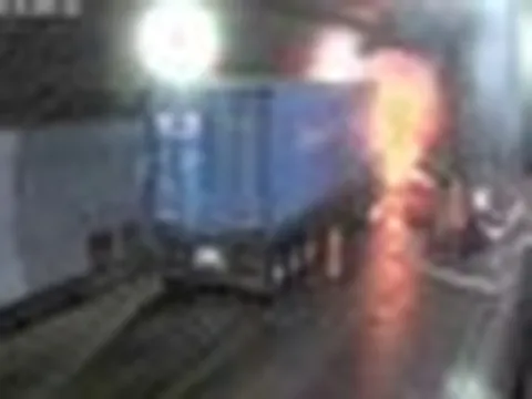 Đúng 10h50, tín hiệu báo động vang lên tại hầm đường bộ dài nhất Đông Nam Á và cuộc giải cứu container bốc cháy thần tốc