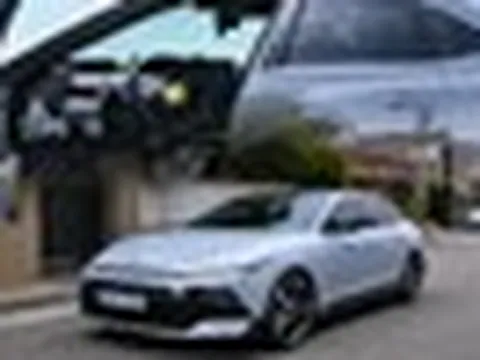 Hyundai Elantra đời mới lần đầu lộ nội thất khác biệt hoàn toàn: 2 màn hình đặt nổi cỡ lớn, bớt nhiều chi tiết rườm rà