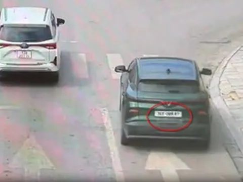 Dùng băng dính thay đổi biển số, thanh niên ở Thanh Hóa đi "xế hộp" nhận cái kết đắng