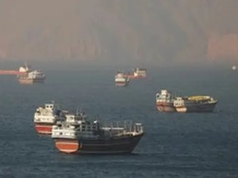 Iran 'nắn gân' Mỹ ở Hormuz, để ngỏ khả năng thu phí tàu qua lại