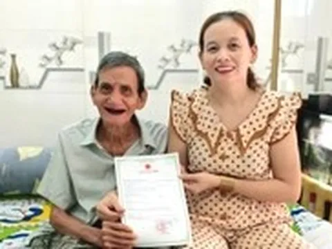 Cả đời lưu lạc không có giấy tờ, cụ ông 80 tuổi ở phường Tân Tạo ấm lòng nhận giấy khai sinh