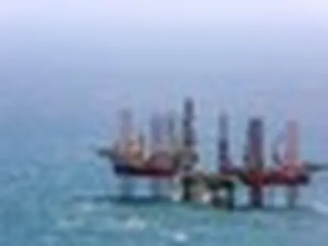 Bên trong cuộc "đại phẫu" siêu giàn khoan 18.000 tấn: Khối thép có thể khoan sâu 9.000 m, chống chịu gió bão cấp 12 được "thay áo" sau 52 ngày