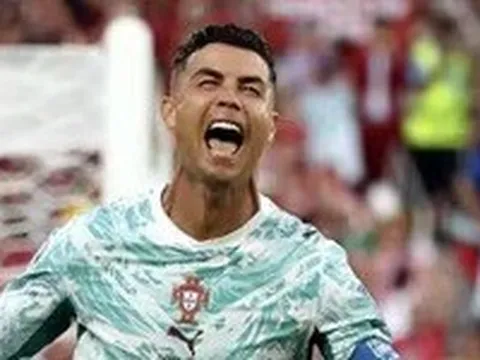 Cựu tuyển thủ Nguyễn Tuấn Phong: 'HLV Roberto Martinez rất dũng cảm'
