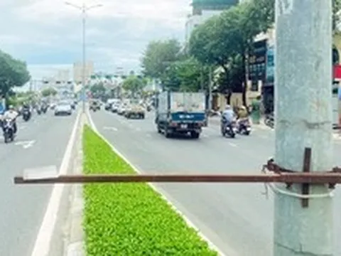 Suýt gặp nạn vì thanh sắt treo băng rôn quá thấp giữa đường