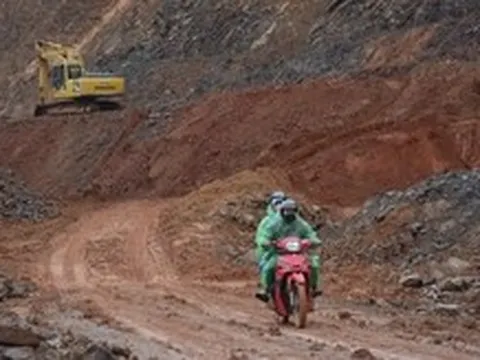 Đèo Gia Bắc còn ngổn ngang đất đá, hạn chế xe qua lại