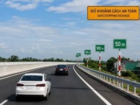 Tài xế băn khoăn cách giữ khoảng cách trên cao tốc khi xe khác bất ngờ chèn vào