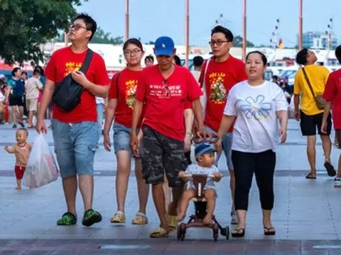 Hàng ngàn người đổ về trung tâm Hà Nội và TP.HCM chờ xem pháo hoa mừng Quốc khánh