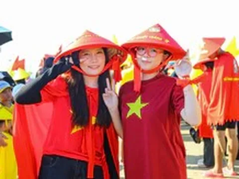 Hàng ngàn người lội xuống biển cổ vũ hội bơi chải truyền thống làng chài Quảng Trị