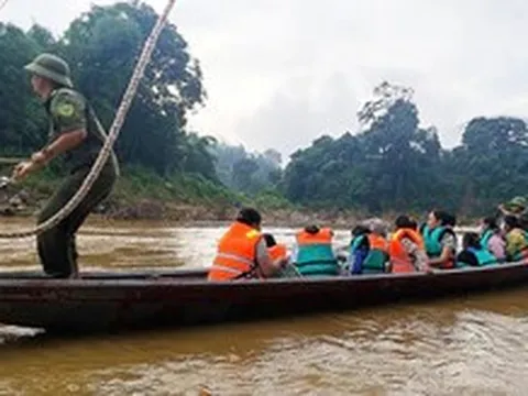 Bộ đội dùng thuyền chở học sinh qua sông dự ngày khai trường