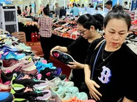 Bỏ ra bảy tám trăm ngàn mà đòi giày 'xịn', tự lừa mình chứ ai lừa được?