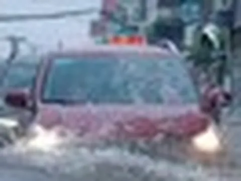 Sai lầm 'chết người' khi cố lái ô tô qua vùng ngập nước
