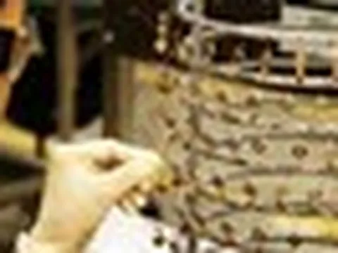 Bên trong nhà máy khổng lồ tại Tp.HCM sản xuất “kho báu” khiến phụ nữ mê mẩn: Quy mô lớn nhất thế giới, rộng 10 sân bóng, vốn gần 4.000 tỷ đồng, tới 7.000 lao động