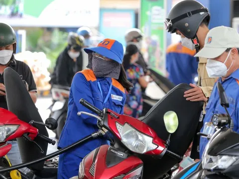 Giá xăng dầu đồng loạt giảm, dầu diesel rẻ hơn gần 1.000 đồng/lít