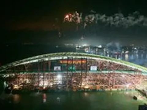 Vòm thép chính cầu đi bộ qua sông Sài Gòn nặng 3.400 tấn đã lên siêu sà lan, sẵn sàng về trung tâm TP.HCM