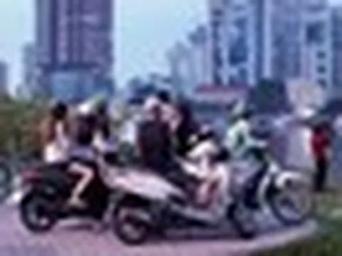 Người dân TPHCM đổ về Bến Bạch Đằng, trầm trồ trước cảnh tượng chưa từng thấy
